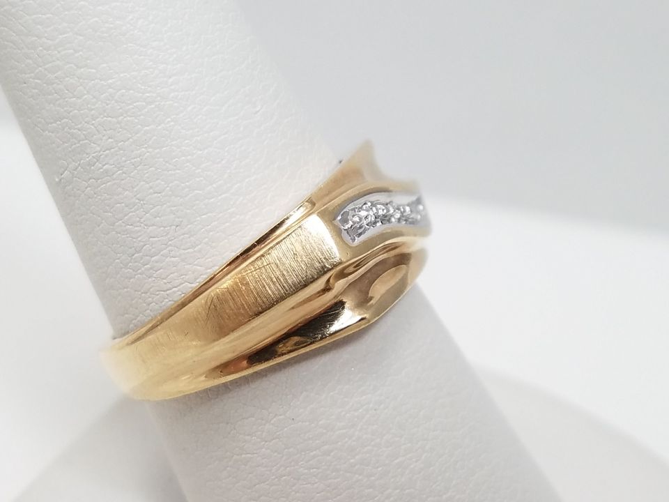 Simple 10k Yellow Gold Natural Diamond Wedding Ring Band