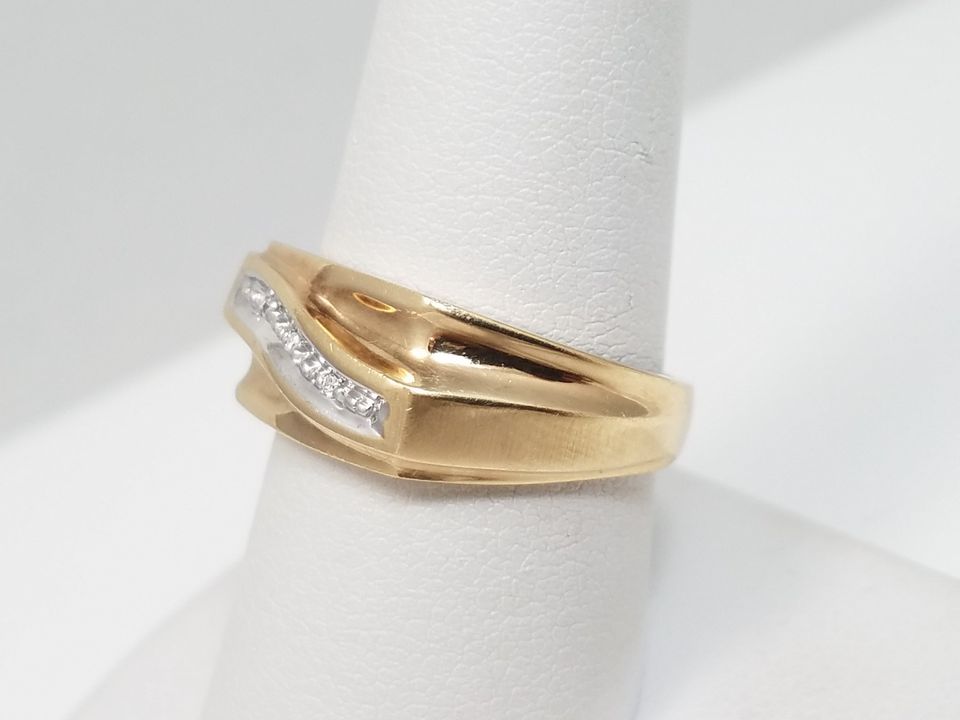 Simple 10k Yellow Gold Natural Diamond Wedding Ring Band