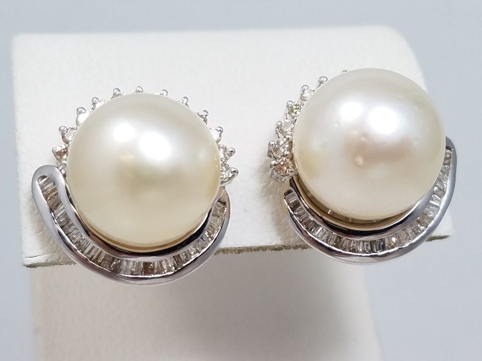 Lovely 18k Yellow Gold South Sea Cultured Pearl Natural Diamond Earrings