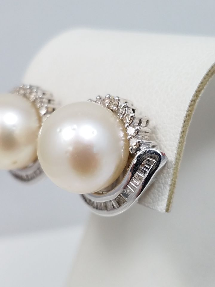 Lovely 18k Yellow Gold South Sea Cultured Pearl Natural Diamond Earrings