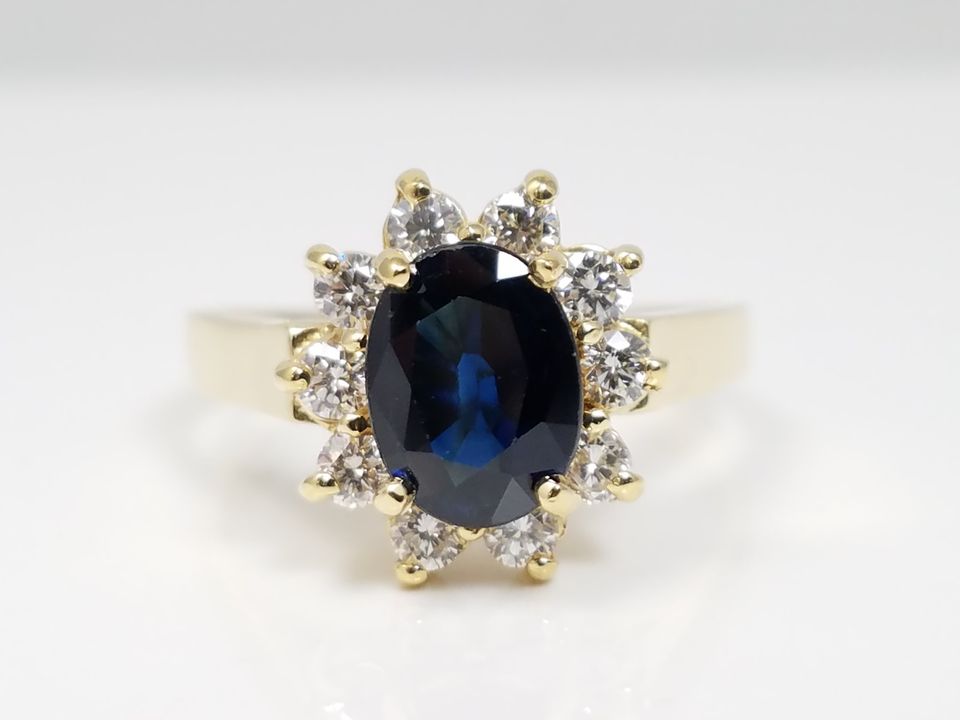 Elegant 18k White Gold Natural Sapphire Diamond Ring