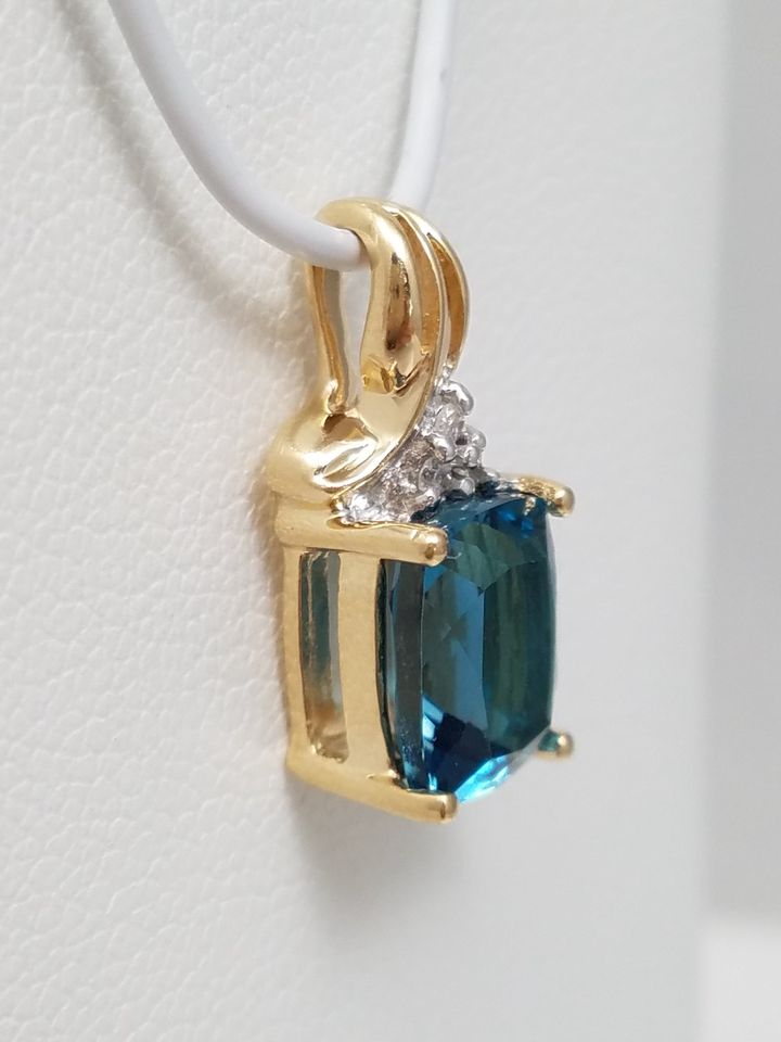 Luxurious New 10k Yellow Gold Natural Blue Topaz Diamond Pendant