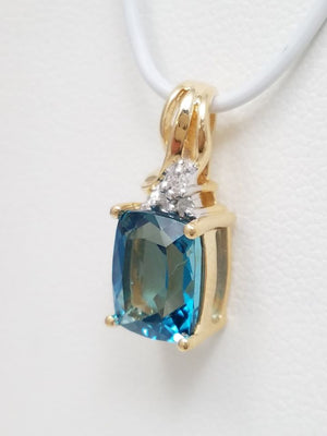 Luxurious New 10k Yellow Gold Natural Blue Topaz Diamond Pendant