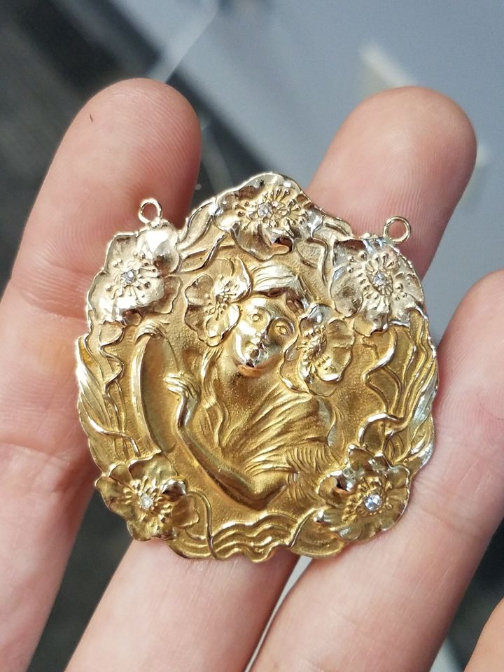 Art Nouveau 14k Yellow Gold Woman Pendant