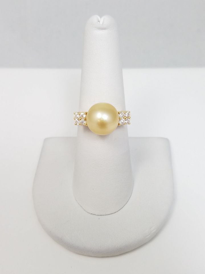 Sophisticated 18k Yellow Gold Tahitian Pearl Natural Diamond Ring