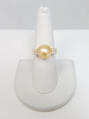 Sophisticated 18k Yellow Gold Tahitian Pearl Natural Diamond Ring