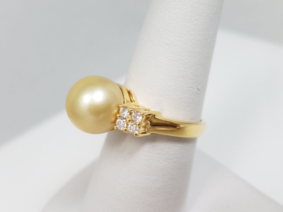 Sophisticated 18k Yellow Gold Tahitian Pearl Natural Diamond Ring