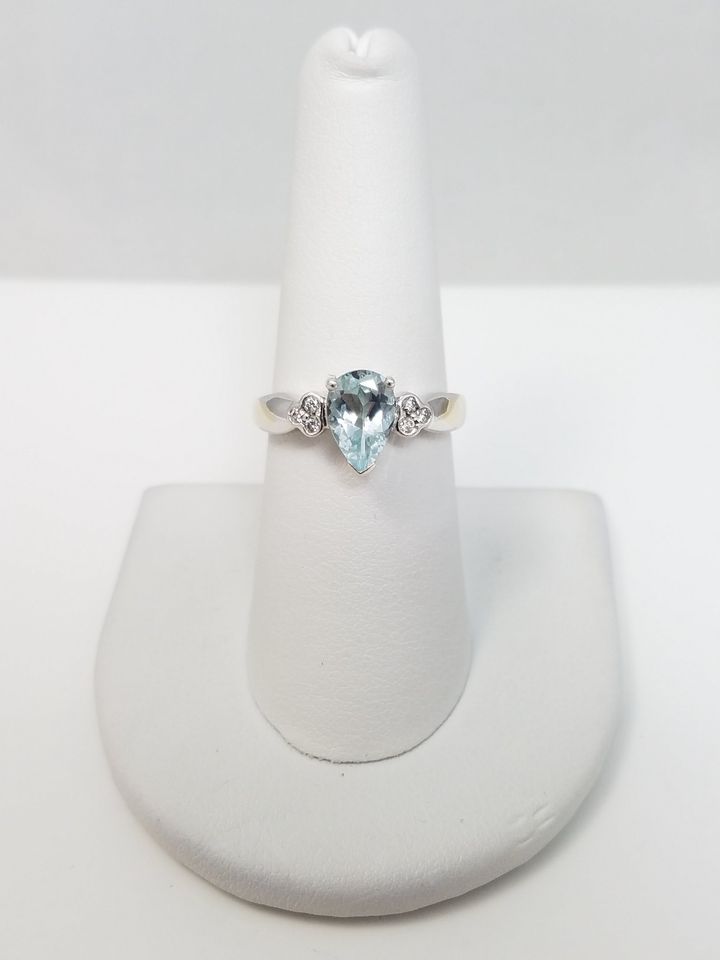 Soothing 14k White Gold Natural Aquamarine Diamond Ring