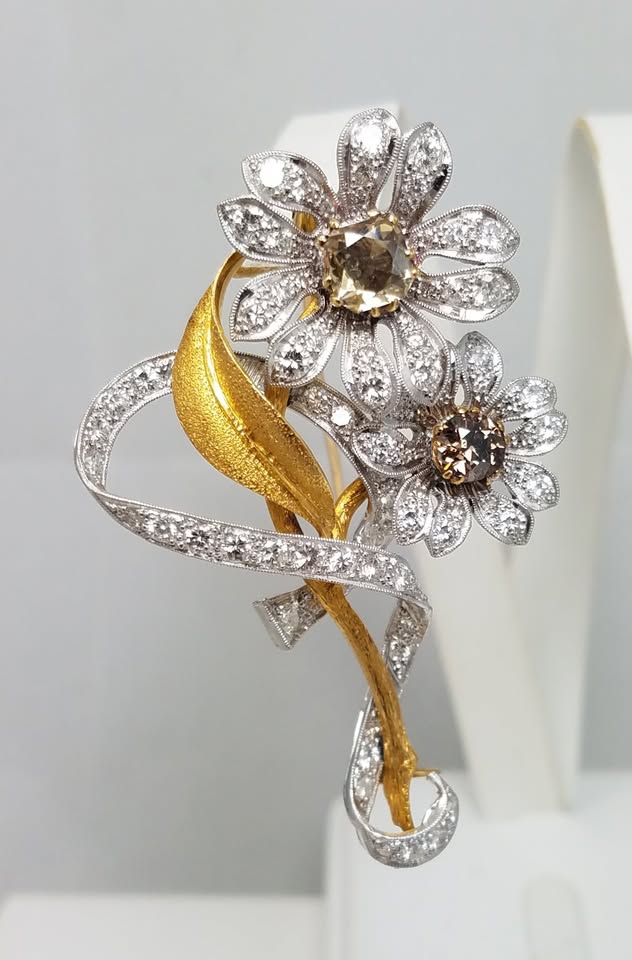 Exquisite 18k Yellow Gold & Platinum Natural Diamond Flower Brooch Pin