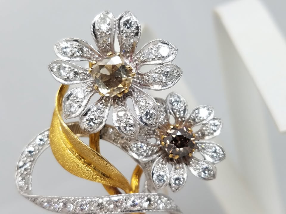 Exquisite 18k Yellow Gold & Platinum Natural Diamond Flower Brooch Pin