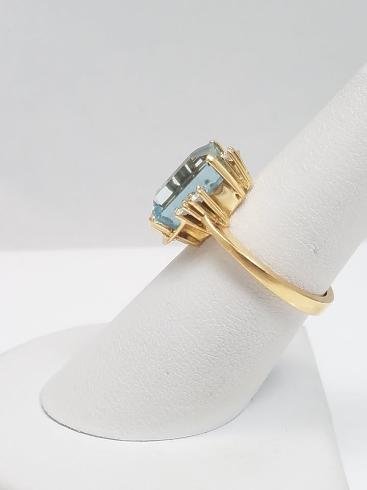 Elegant 18k Yellow Gold Lab Grown Sapphire Natural Diamond Ring