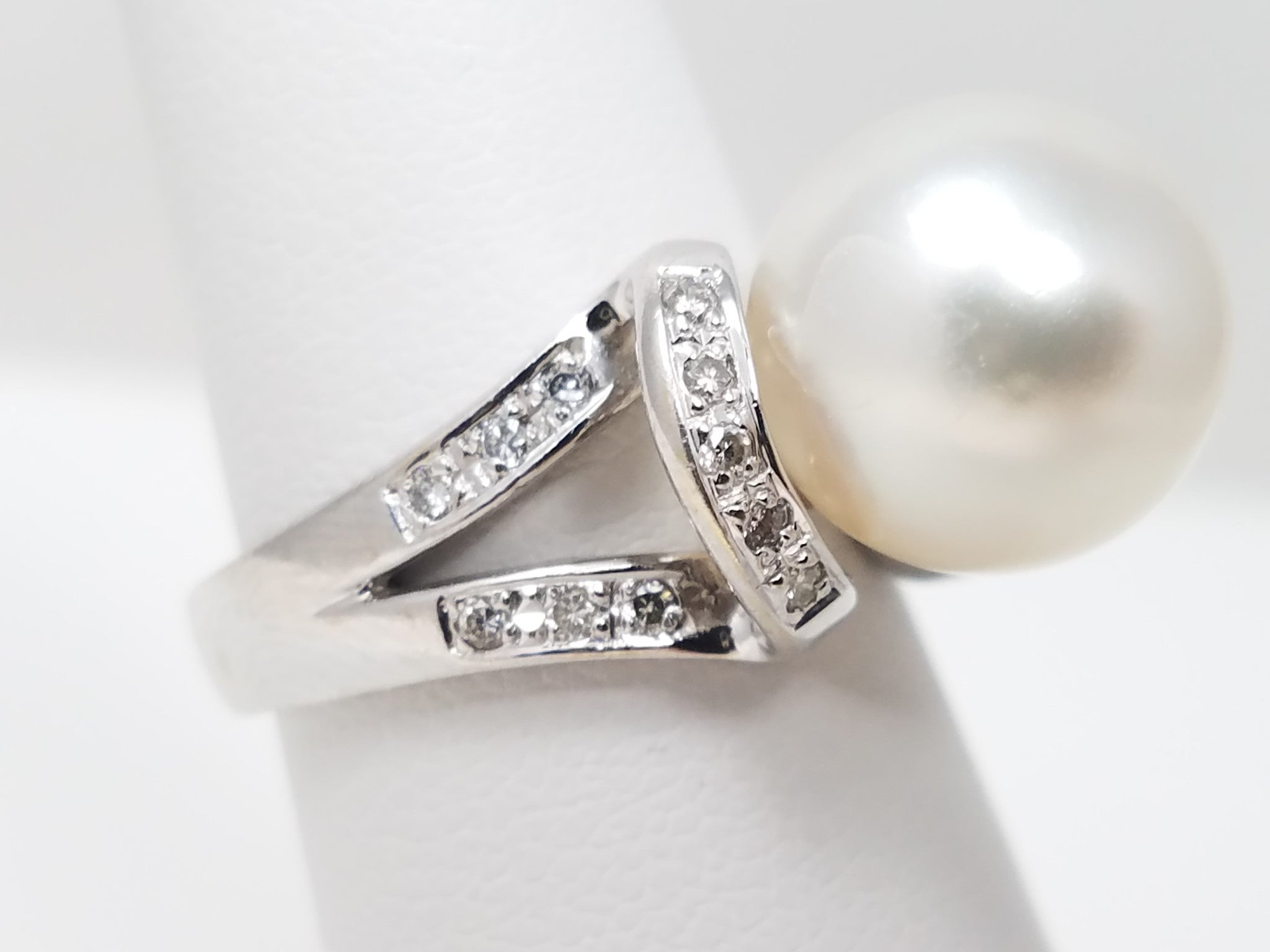 Extravagant 18k White Gold Cultured South Sea Pearl Natural Diamond Ring