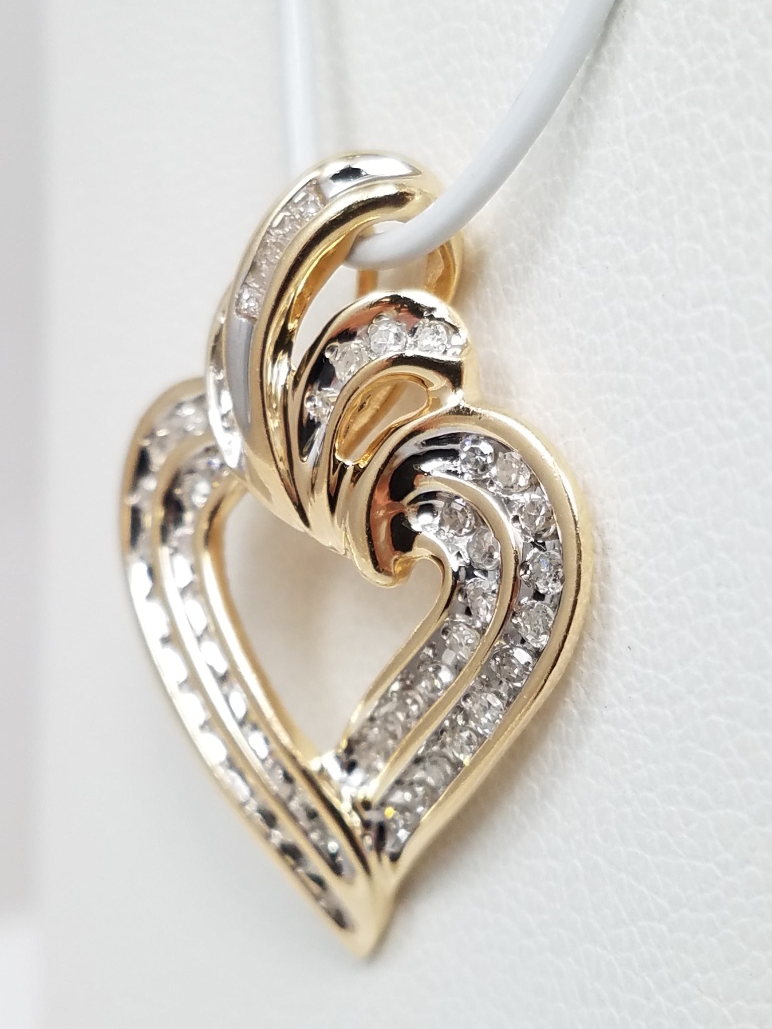 Sweet 14k Yellow Gold Natural Diamond Heart Pendant