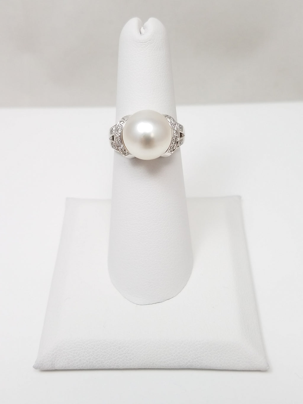 Extravagant 18k White Gold Cultured South Sea Pearl Natural Diamond Ring