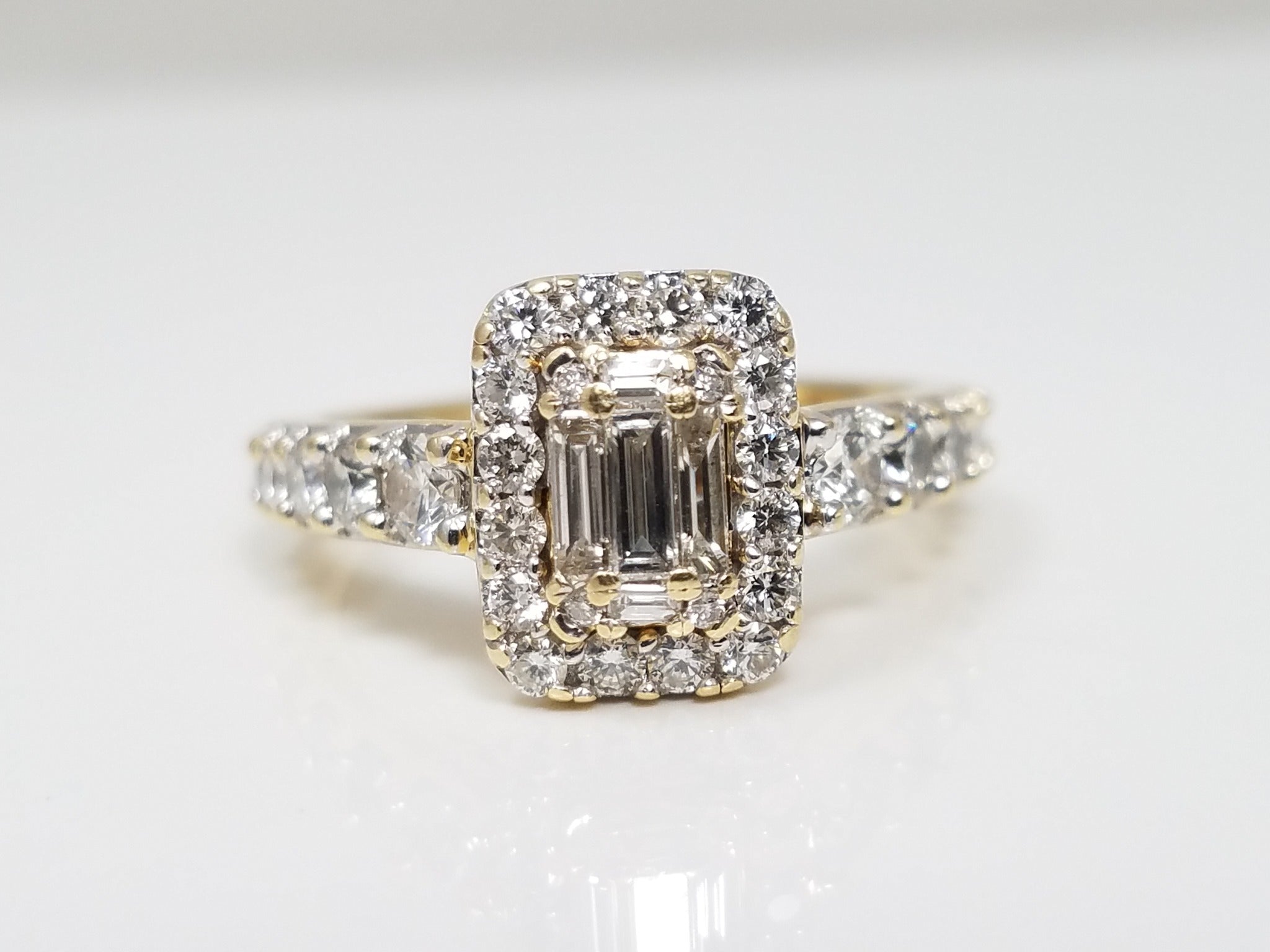 Gleaming 14k Yellow Gold Natural Diamond Engagement Ring