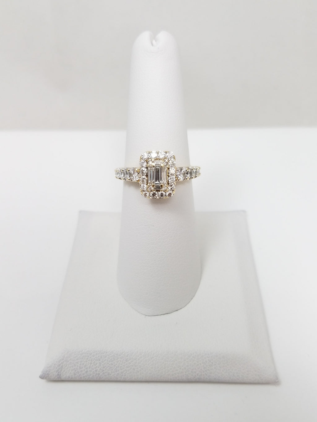 Gleaming 14k Yellow Gold Natural Diamond Engagement Ring