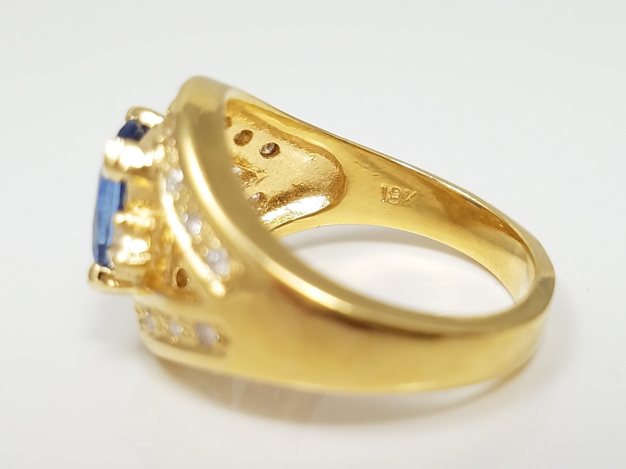 Extravagant 18k Yellow Gold Natural Sapphire Diamond Ring