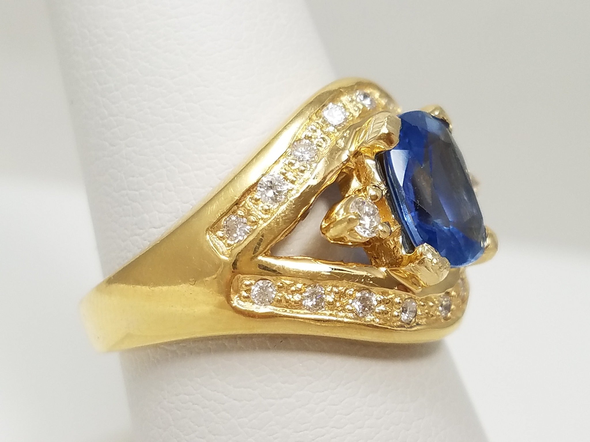 Extravagant 18k Yellow Gold Natural Sapphire Diamond Ring