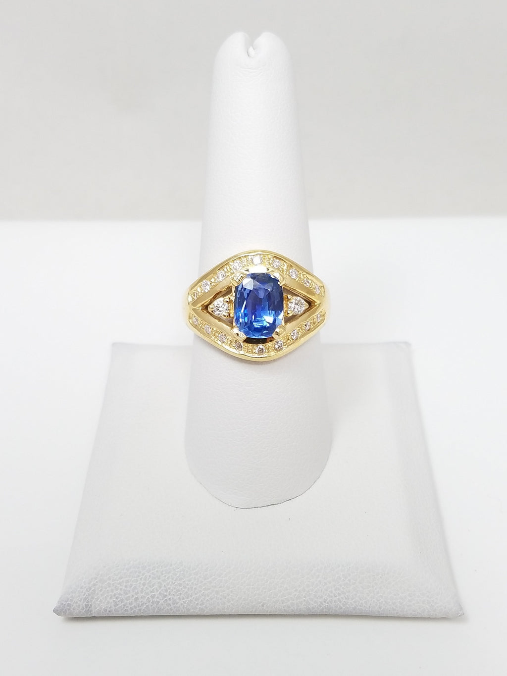 Extravagant 18k Yellow Gold Natural Sapphire Diamond Ring