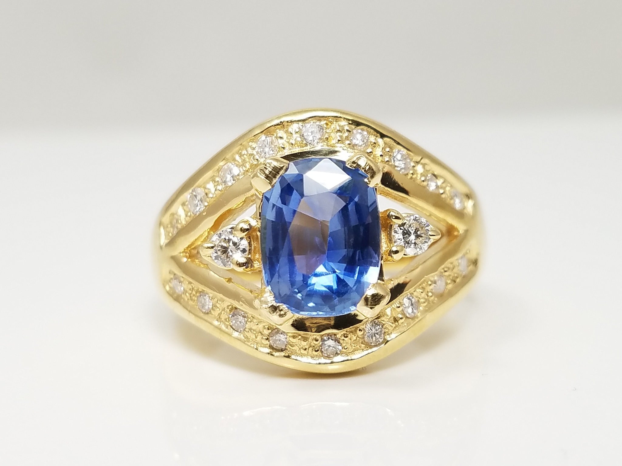 Extravagant 18k Yellow Gold Natural Sapphire Diamond Ring