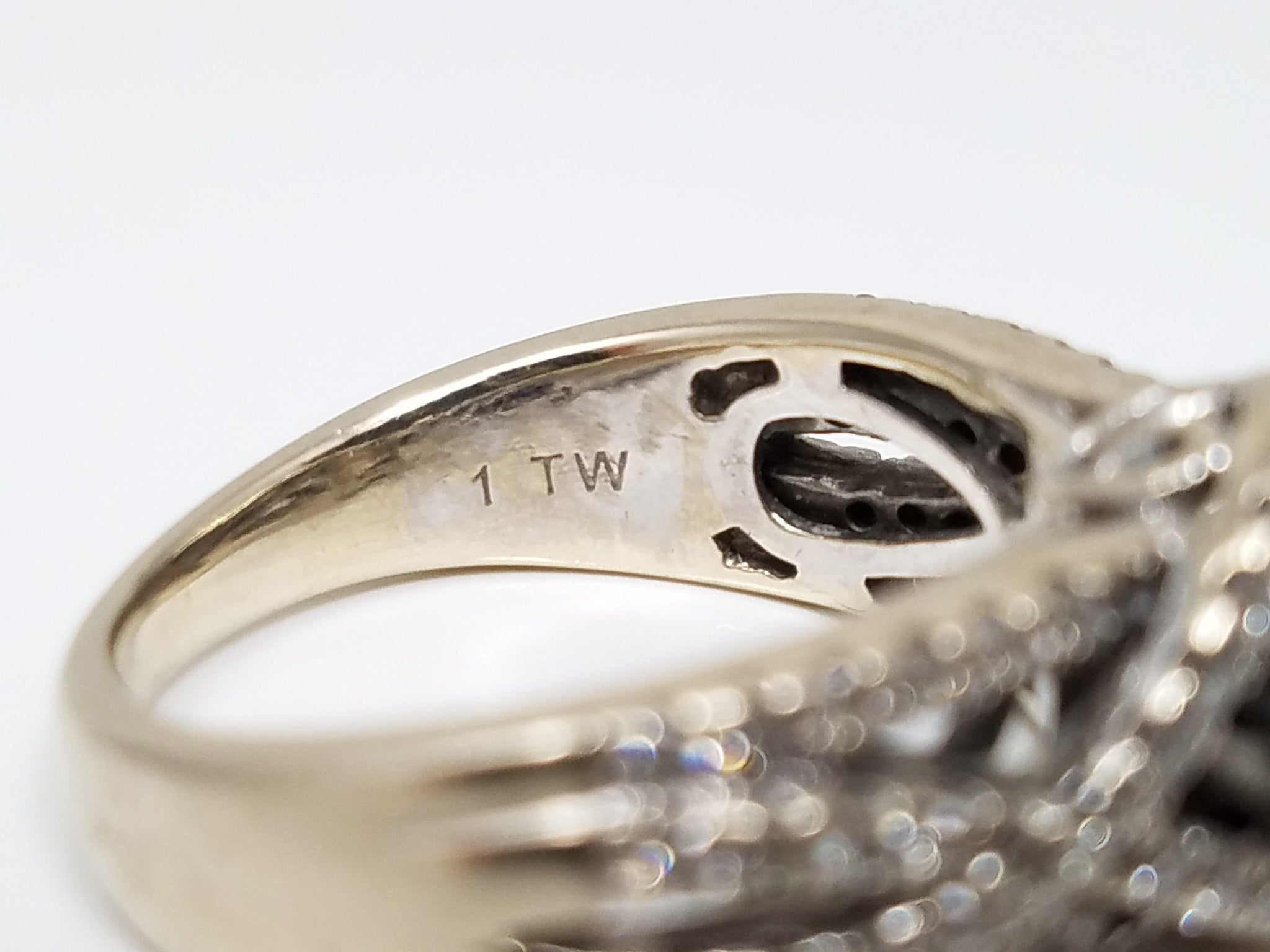 Shimmering 14k White Gold 1ctw Natural Diamond Engagement Ring