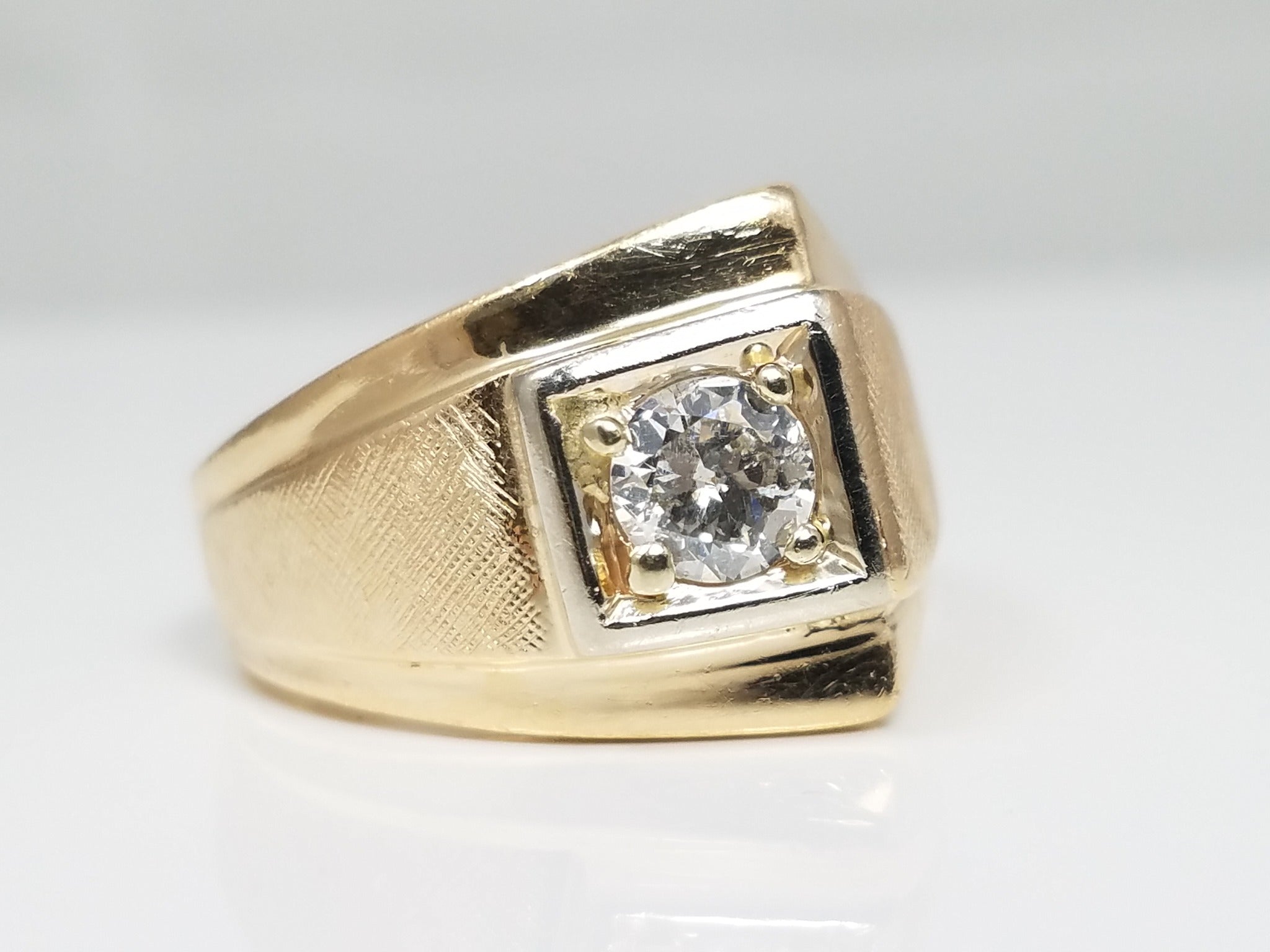 Chic Vintage 14k Yellow Gold Natural Diamond Solitaire Ring
