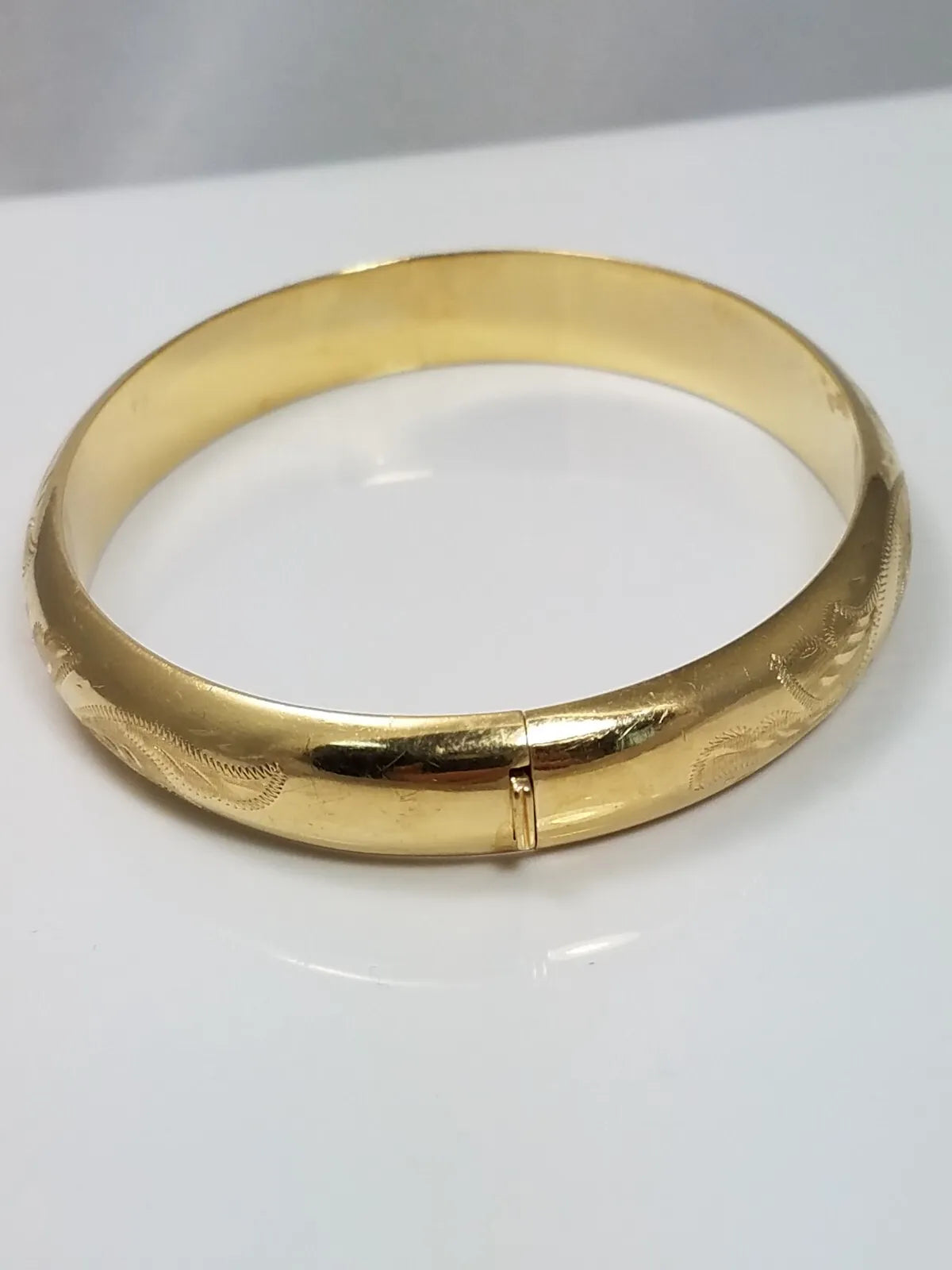 Vintage 14k Yellow Gold Hollow Hinged Bangle Bracelet